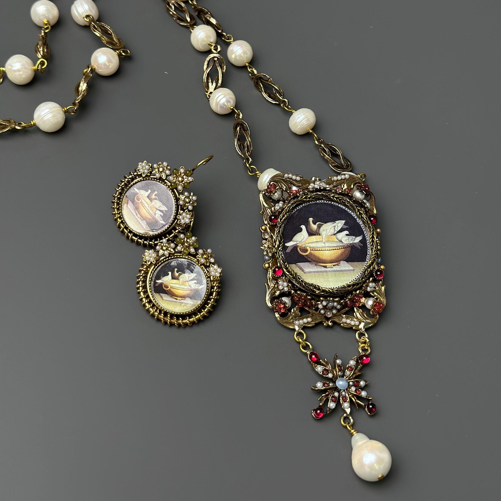 Collana Colombe – Perle di Fiume e Granate