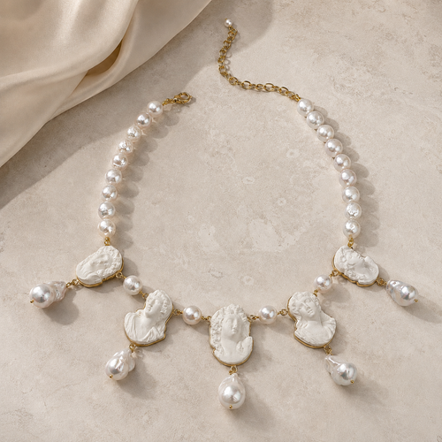 Collection Bianca – Cammei in Porcellana e Perle Barocche